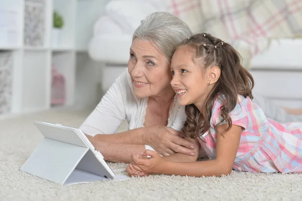 Chica con abuela usando tableta —  Fotos de Stock