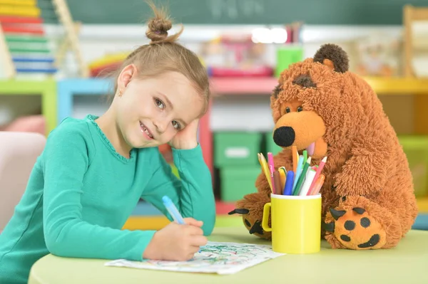 Linda Niña Dibujando Con Pluma Fieltro Mientras Sienta Mesa Habitación — Foto de Stock