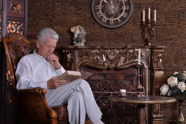 Hombre maduro leyendo libro —  Fotos de Stock