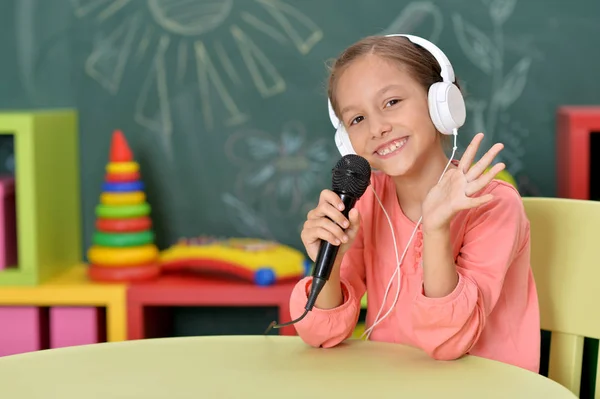 Girl singing karaoke — Stock Photo, Image