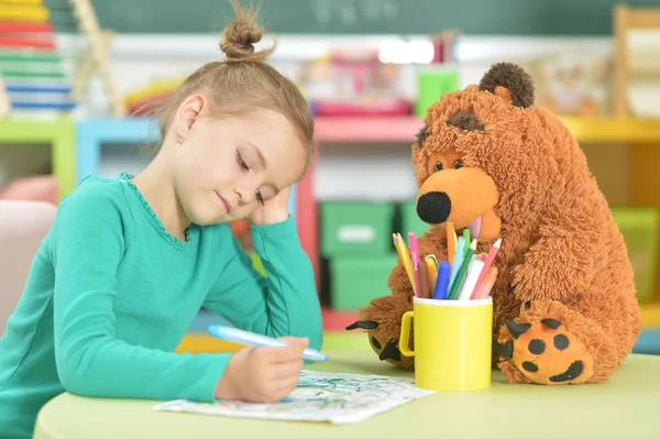 Σχεδίαση Χαριτωμένο Μικρό Κορίτσι Αισθάνθηκε Πένα Ενώ Κάθεται Στο Τραπέζι — Φωτογραφία Αρχείου