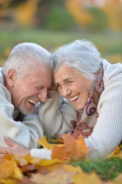 Gelukkige Senior Paar Poseren Herfst Park — Stockfoto