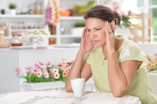 Schöne Junge Frau Mit Kopfschmerzen Sitzt Küchentisch — Stockfoto