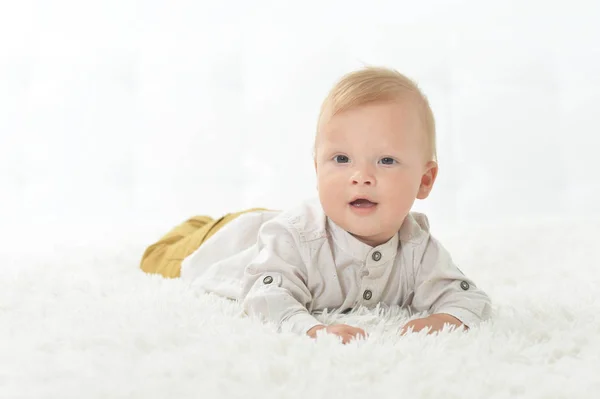 Niedliche Schöne Baby Junge Auf Dem Bett — Stockfoto