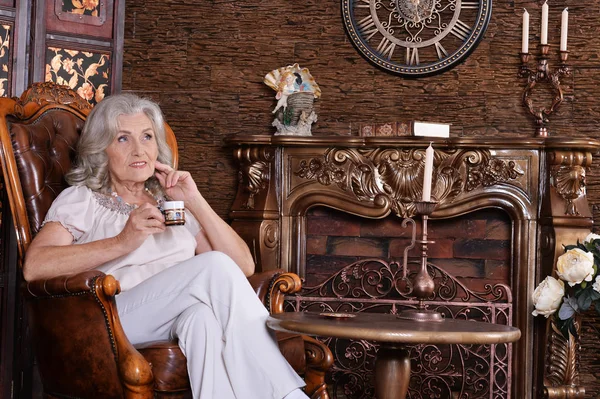 椅子でのコーヒーと年配の女性の肖像画 — ストック写真