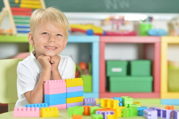 Мальчик Играет Красочными Пластиковыми Блоками — стоковое фото