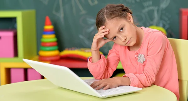 Niña Emocional Usando Portátil Mientras Está Sentada Escritorio Aula — Foto de Stock