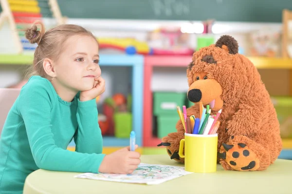 Schattig Klein Meisje Tekenen Met Pen Voelde Zittend Aan Tafel — Stockfoto