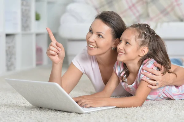 Lycklig Mor Och Dotter Använder Laptop Tillsammans Liggande Golvet Hemma — Stockfoto