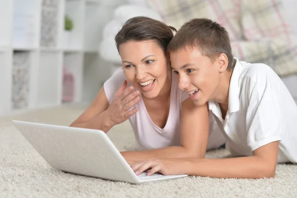 Anya és fia használ laptop — Stock Fotó
