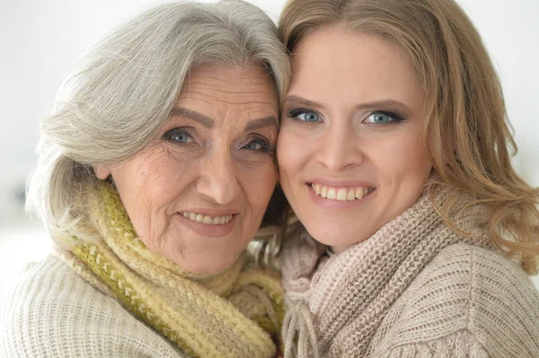 Porträtt Äldre Kvinna Med Dotter Hemma — Stockfoto