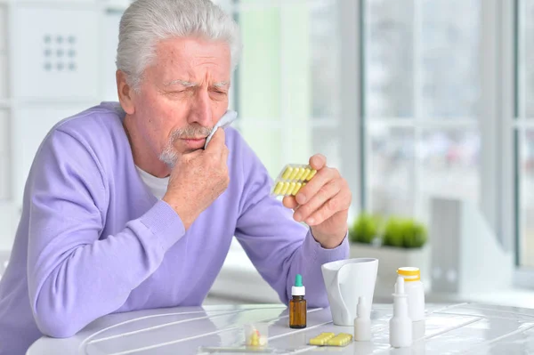 Portrait Homme Âgé Malade Avec Des Pilules Posant Maison — Photo