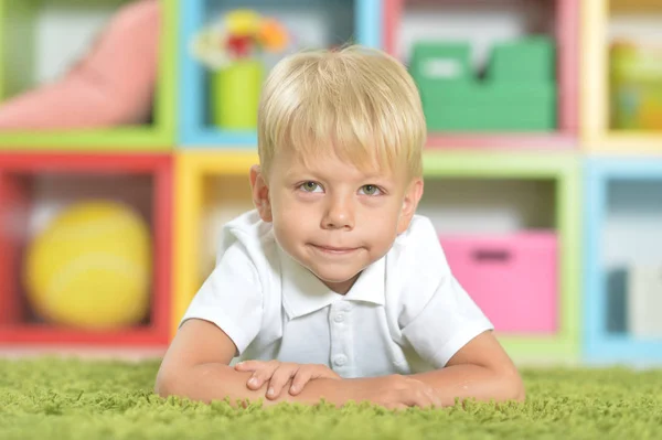 Portrat Des Blonden Kleinen Jungen Liegt Auf Grünem Teppich Zimmer — Stockfoto