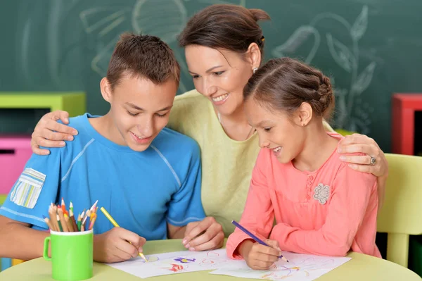 Moeder Met Kinderen Samen Tekenen Hun Kamer — Stockfoto