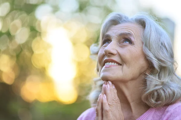 Ritratto Ravvicinato Una Donna Anziana Che Prega All Aperto — Foto Stock