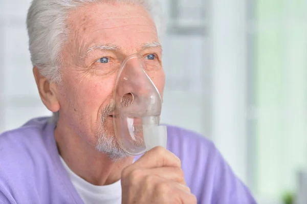 Senior man met inhalator — Stockfoto