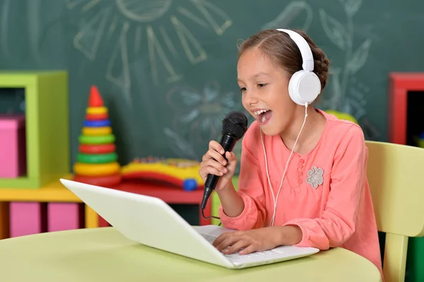 Linda Chica Auriculares Cantando Karaoke Con Portátil —  Fotos de Stock