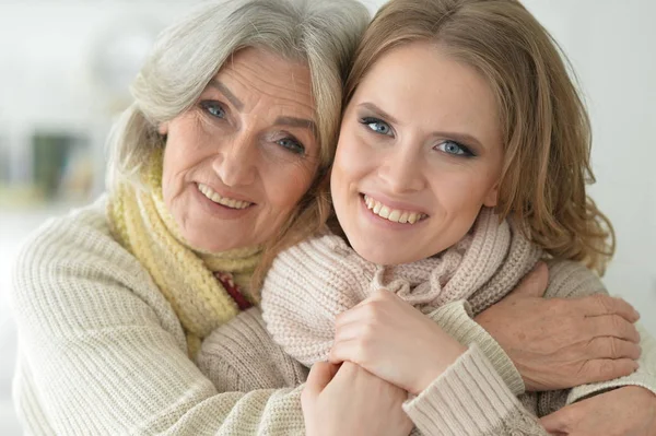 Porträtt Äldre Kvinna Med Dotter Hemma — Stockfoto