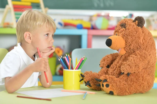 Portret Van Schattige Kleine Jongen Tekenen Met Potloden Klas — Stockfoto