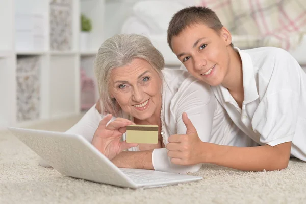 Abuela Nieto Acostado Suelo Uso Ordenador Portátil Concepto Compras Línea —  Fotos de Stock