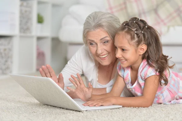 Söt Liten Flicka Med Hennes Mormor Som Använder Laptop — Stockfoto