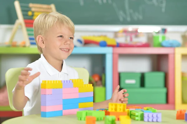 Niño Jugando Con Bloques Plástico Colores — Foto de Stock