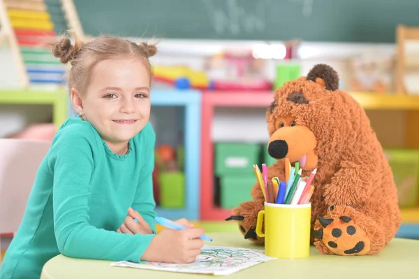 Σχεδίαση Χαριτωμένο Μικρό Κορίτσι Αισθάνθηκε Πένα Ενώ Κάθεται Στο Τραπέζι — Φωτογραφία Αρχείου