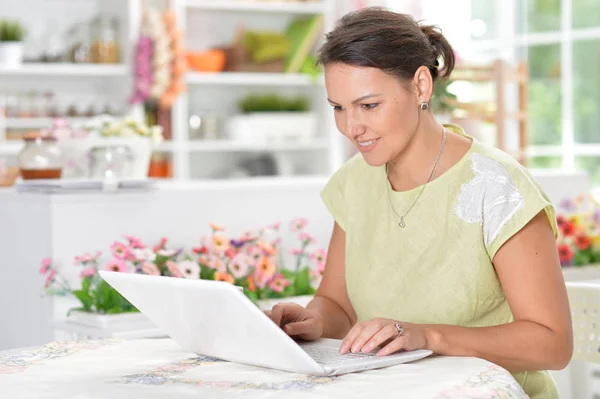 Giovane donna utilizzando il computer portatile — Foto Stock