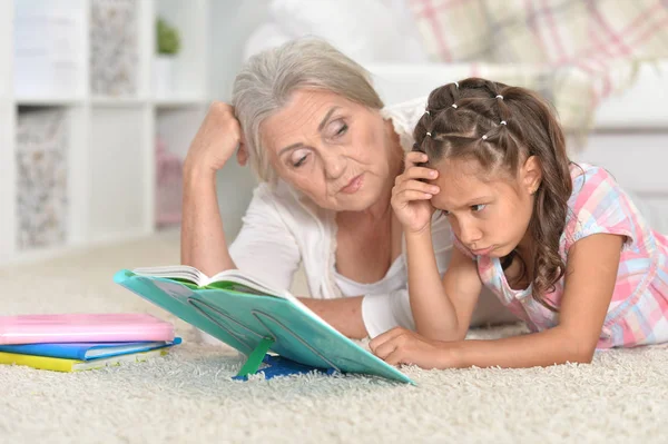 Großmutter Mit Süßem Kleinen Mädchen Das Gemeinsam Hausaufgaben Macht Während — Stockfoto