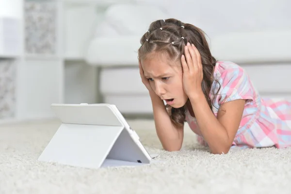 Menina Triste Bonito Com Tablet Digital Chão — Fotografia de Stock