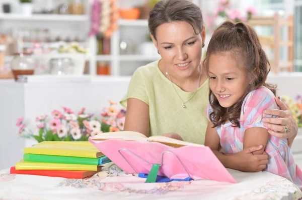 Carino Bambina Con Sua Madre Facendo Compiti Insieme Nella Sua — Foto Stock