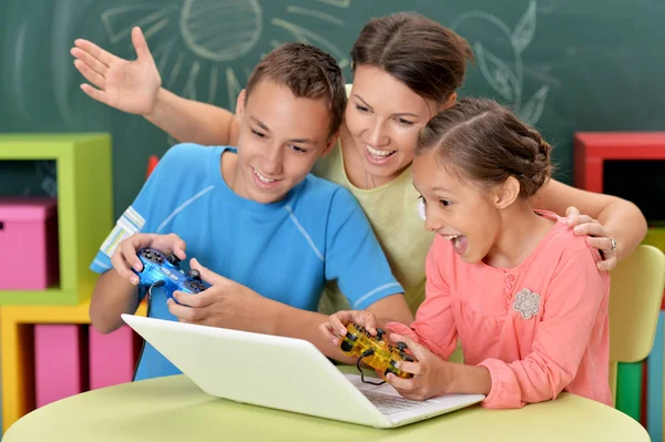 Portrait Young Mother Children Playing Computer Game Laptop Home — Stock Photo, Image