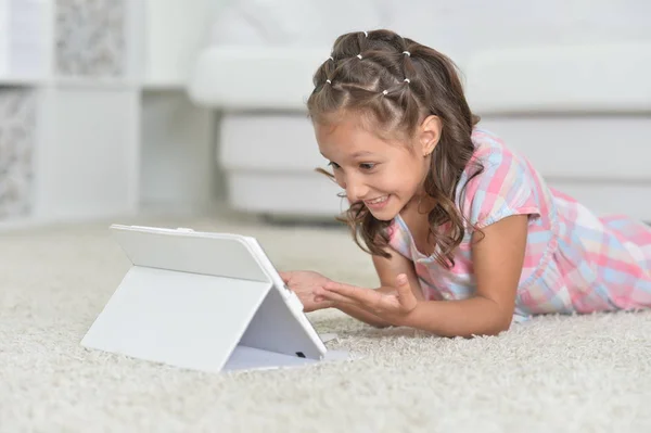 Nettes Mädchen Mit Digitalem Tablet Auf Dem Boden — Stockfoto