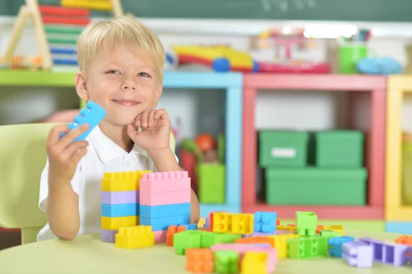 Menino Brincando Com Blocos Plástico Coloridos — Fotografia de Stock