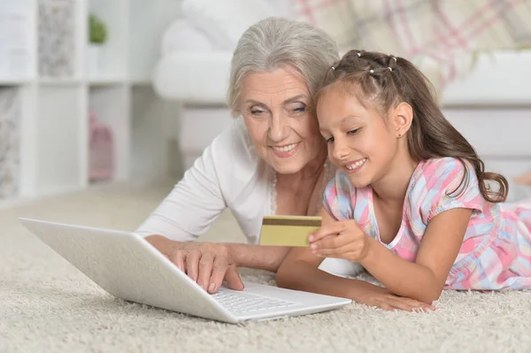 Mormor Och Barnbarn Liggande Golvet Och Använder Bärbar Dator Online — Stockfoto