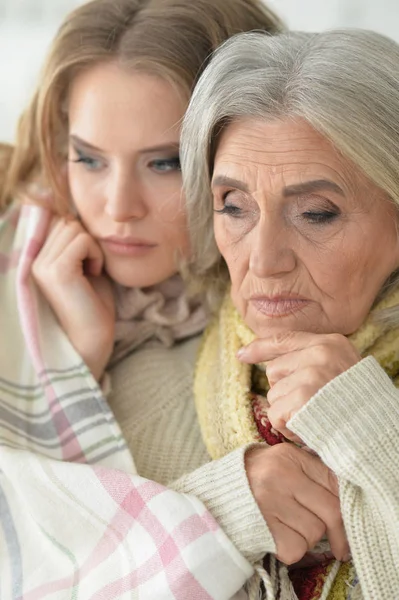 Ritratto Donna Anziana Triste Con Figlia Casa — Foto Stock