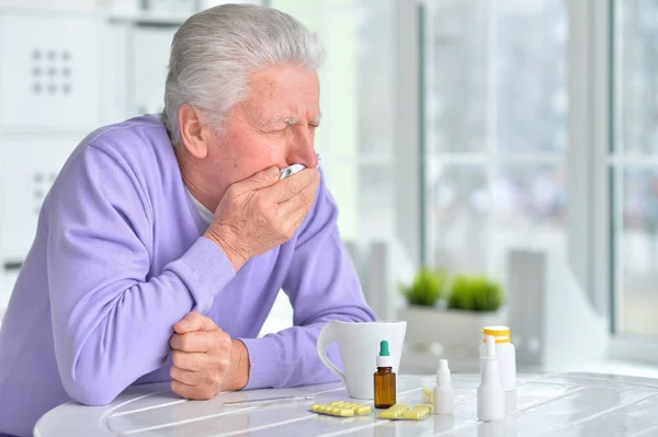 Portrait Homme Âgé Malade Avec Des Pilules Posant Maison — Photo