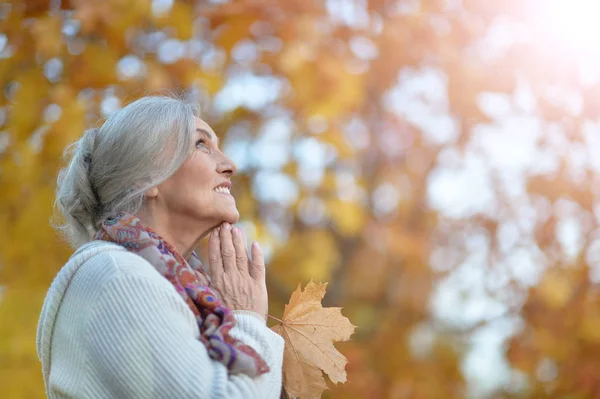 Mujer mayor en otoño — Foto de Stock