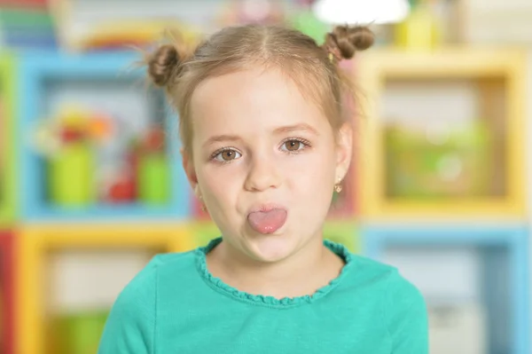 Πορτρέτο Του Χαριτωμένο Μικρό Κορίτσι Κάνει Αστεία Πρόσωπα — Φωτογραφία Αρχείου