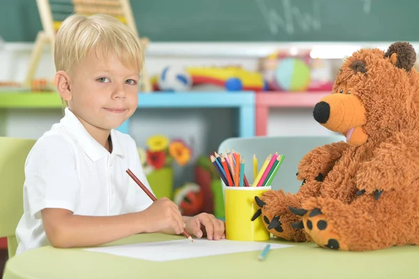 Porträt Eines Niedlichen Kleinen Jungen Der Mit Bleistiften Klassenzimmer Zeichnet — Stockfoto