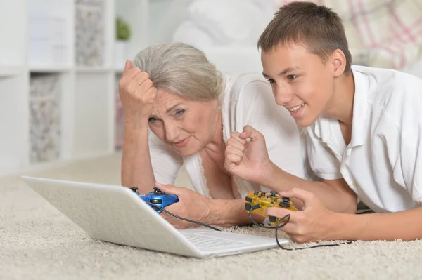 Portret Van Oma Kleinzoon Spelen Van Computerspel Met Laptop — Stockfoto