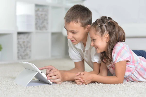 Portret Van Mooie Jongen Meisje Met Tablet — Stockfoto