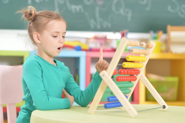 Osztályban Számítok Abacus Asztalnál Ülő Kislány — Stock Fotó