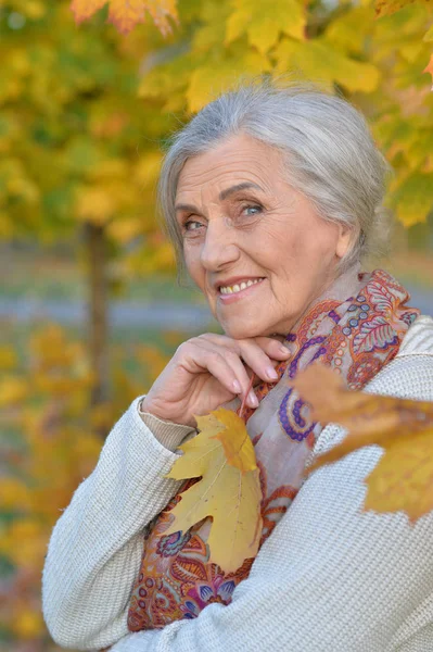 Happy Beautifil Femme Âgée Posant Dans Parc — Photo