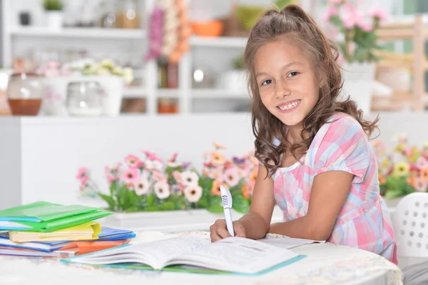 Carino Studentessa Felice Che Studia Casa — Foto Stock