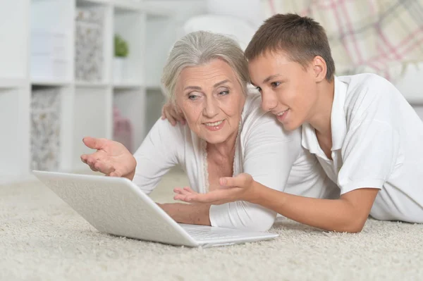 Mormor med sitt barnbarn — Stockfoto