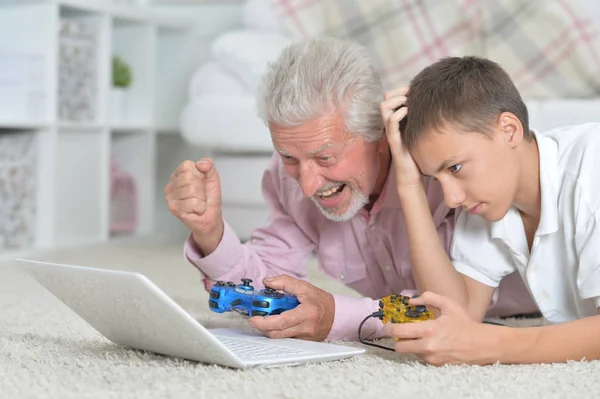 Grandfather Grandson Lying Floor Playing Computer Games Laptop — Stock Photo, Image