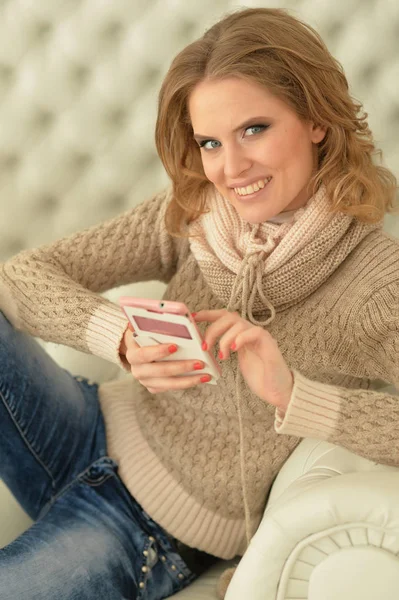 Mladá Krásná Žena Pomocí Smartphonu — Stock fotografie