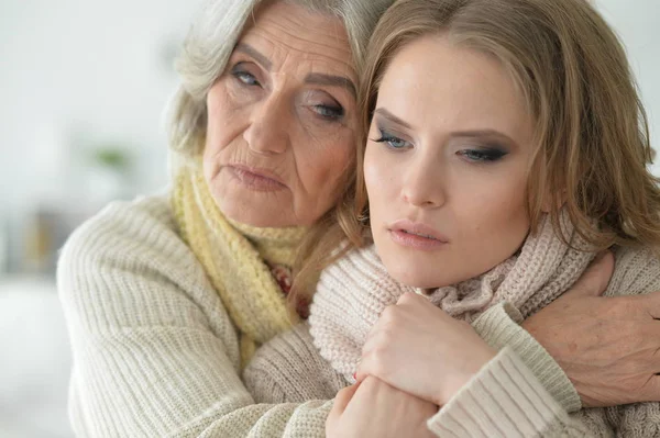 Retrato Triste Mujer Mayor Con Hija Casa —  Fotos de Stock