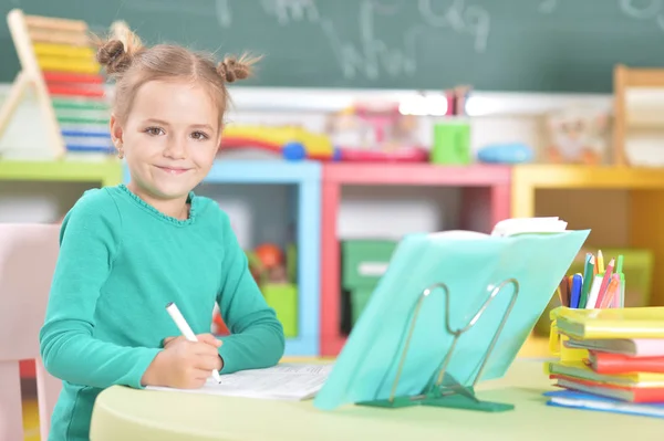 Cute Uczennica Szczęśliwy Odrabiania Lekcji — Zdjęcie stockowe